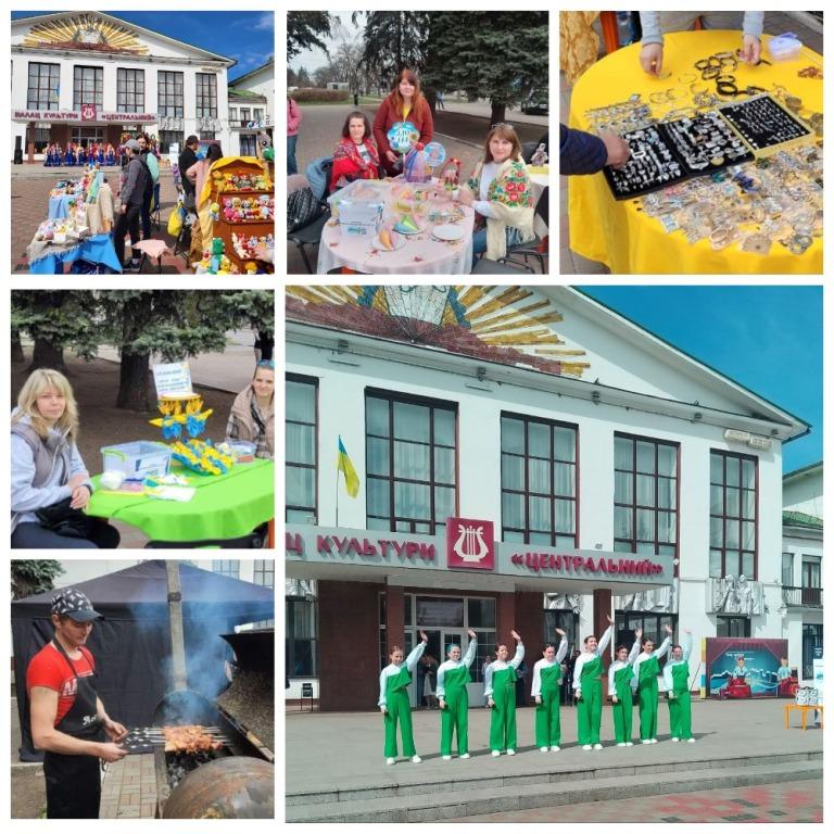 На площі перед ПК 